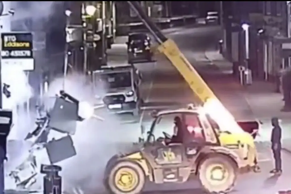 Con retroexcavadora, roban cajero automático